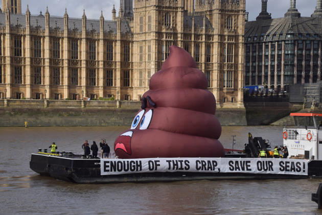 October 14, 2026, London, England, United Kingdom: Campaigners inflate a giant ˜poo™ on the River Thames outside the Parliament, calling on the UK government to act on sewage pollution. London United Kingdom - ZUMAv130 20261014_zip_v130_024 Copyright: xVukxValcicx