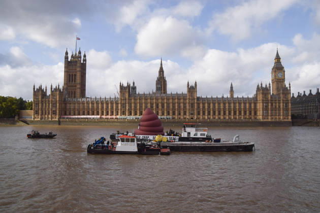 October 14, 2026, London, England, United Kingdom: Campaigners inflate a giant ˜poo™ on the River Thames outside the Parliament, calling on the UK government to act on sewage pollution. London United Kingdom - ZUMAv130 20261014_zip_v130_025 Copyright: xVukxValcicx