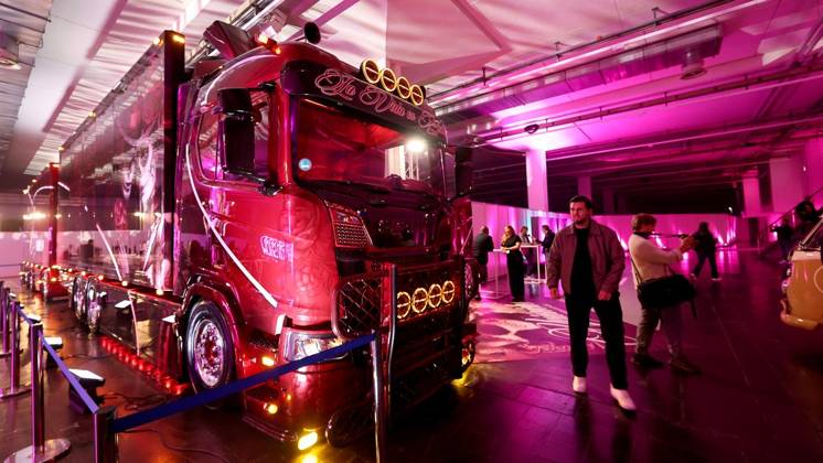 Carwalk at the Essen Motor Show: Extensive photo gallery of spectacular cars ** FOR EDITORIAL USE ONLY ** EDITORIAL USE ONLY ** p Scania R 770, La Vida es Bella at the Essen Motor Show on October 14, 2026, at Messe Essen in Essen-Rüttenscheid, Germany, North Rhine-Westphalia, Essen. Copyright ChristofxKöpsel Copyright: ChristofxKöpsel doc88101nm6j1i19sua9178o ,EDITORIAL USE ONLY Copyright: ChristofxKöpsel