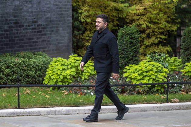 October 14, 2026, London, London, UK: LONDON, UK. Volodymyr Zelensky, President of Ukraine, visits Downing Street for talks with Andy Burnham, Prime Minister, who will underline the UK s rock-solid support for Ukraine as long as it takes. The 12th Company Irish Guards stood either side of the door of Number 10. London UK  - ZUMAl94_ 20261014_zaf_l94_046 Copyright: xStephenxChungx