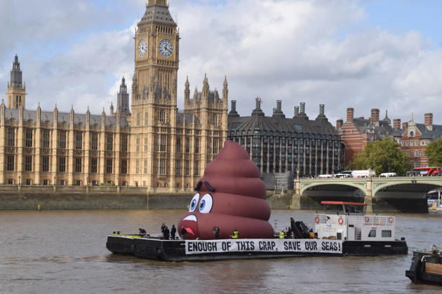 October 14, 2026, London, England, United Kingdom: Campaigners inflate a giant poop emoji on the River Thames outside the Parliament, calling on the UK government to act on sewage pollution. London United Kingdom - ZUMAv130 20261014_zip_v130_027 Copyright: xVukxValcicx