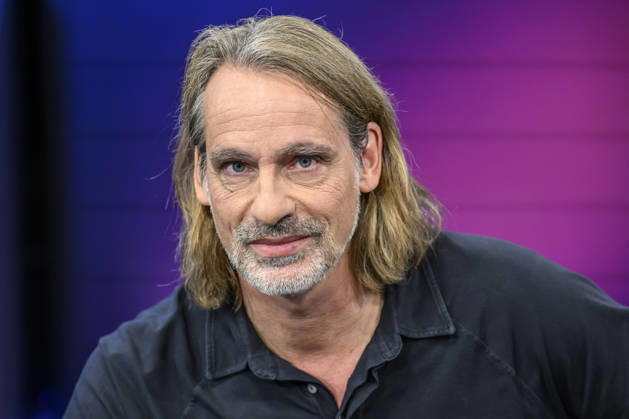 Pictured, from left: Richard David Precht, philosopher, GER, Berlin, studio, guest on *Maischberger*, a political talk show, TV program, hosted by Sandra Maischberger, Das Erste, from Adlershof – Studio 20, October 14, 2026, Copyright: HMBxMedia UwexKoch