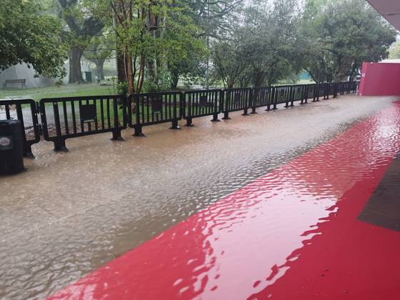 RECORD DATE NOT STATED Temporary blocks SPFW entrance Sao Paulo (SP), 10 14 2026 - Weather Rain SPFW - The storm that hit the city of Sao Paulo on Wednesday afternoon caused flooding at the entrance to Pacubra in Ibirapuera Park, where Sao Paulo Fashion Week takes place. Guest entry was interrupted for about an hour.(Foto: Leandro Chemalle Thenews2 imago images) Temporary blocks SPFW entrance  Copyright: xLeandroxChemallex