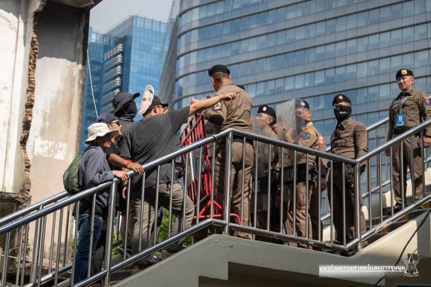 October 15, 2026, Bangkok, Thailand: BANGKOK, THAILAND, OCTOBER 15, 2026: Civil society activists march in Bangkok to protest against the World Bank and the International Monetary Fund during their 2026 Annual Meetings. Demonstrators carry banners and signs opposing the institutions as organisers seek police permission to demonstrate outside the Queen Sirikit National Convention Center. Bangkok Thailand - ZUMAq101 20261015_zna_q101_045 Copyright: xPanawatxSeangsotgx