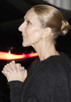 Céline Dion greets her fans as she arrives at the Royal Monceau hotel in Paris after her concert at the Plénitude Arena in Paris La Défense on October 14, 2026. Christophe Aubert, Bestimage. Céline Dion greets her fans as she arrives at the Royal Monceau hotel in Paris after her concert at the Plénitude Arena in Paris La Défense on October 14, 2026, Paris, France  Copyright: xChristophexAubertx xBestimagexChristophexAubertx xBestimagex