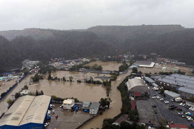 Heavy rainfall floods roads in Istanbul’s Sariyer district ISTANBUL, TURKIYE - SEPTEMBER 15: An aerial view of roads submerged in floodwater following heavy rainfall in Sariyer and surrounding areas in Istanbul, Turkiye, on October 15, 2026. Huseyin Cakmak Anadolu Istanbul Turkey. Editorial use only. Please get in touch for any other usage.  Copyright: x2026xAnadoluxHuseyinxCakmakx