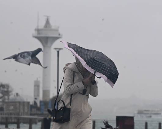 News Bilder des Tages Heavy rainfall disrupts daily life in Istanbul ISTANBUL, TURKIYE - OCTOBER 15: A woman struggles to walk amid heavy rain and strong winds as heavy rainfall continues to affect daily life across Istanbul, Turkiye, for the second consecutive day, while ferry services in Uskudar return to normal as the intensity of the rain decreases, on October 15, 2026. Abdulhamid Hosbas Anadolu Istanbul Turkey. Editorial use only. Please get in touch for any other usage.  Copyright: x2026xAnadoluxAbdulhamidxHosbasx