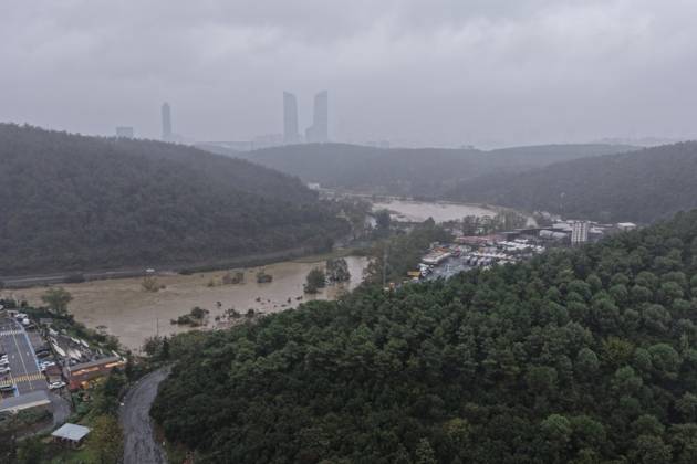Heavy rainfall floods roads in Istanbul’s Sariyer district ISTANBUL, TURKIYE - OCTOBER 15: An aerial view shows overflowing waters and flooded streets following heavy downpours in the Sariyer district of Istanbul, Turkiye on October 15, 2026. Sudden torrential rains caused water accumulation and localized flooding across thoroughfares, prompting municipal teams to carry out drainage and intervention operations. Huseyin Cakmak Anadolu Istanbul Turkey. Editorial use only. Please get in touch for any other usage.  Copyright: x2026xAnadoluxHuseyinxCakmakx