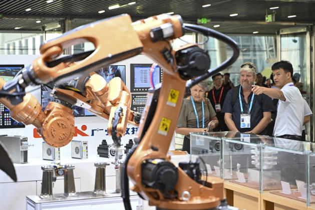 GUANGZHOU, CHINA - OCTOBER 15: An overseas buyer looks at an industrial robotic arm during the 140th China Import and Export Fair (Canton Fair) on October 15, 2026 in Guangzhou, Guangdong Province of China. The fair runs in three phases until November 4, covering a total exhibition area of 1.55 million square meters.  Copyright: xChinaxNewsxServicex 111674428817