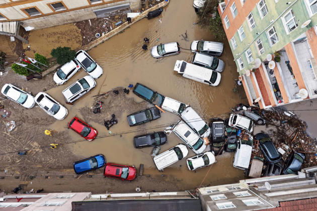 Flash floods leave vehicles damaged in Istanbul s Sariyer district ISTANBUL, TURKIYE - OCTOBER 15: An aerial view of vehicles damaged by flash floods following torrential rainfall in the Sariyer district of Istanbul, Turkiye, on October 15, 2026. The downpour triggered severe flooding in the district s Ayazaga neighborhood, sweeping away vehicles, inundating businesses and prompting rescue and evacuation operations. Huseyin Cakmak Anadolu Istanbul Turkey. Editorial use only. Please get in touch for any other usage.  Copyright: x2026xAnadoluxHuseyinxCakmakx