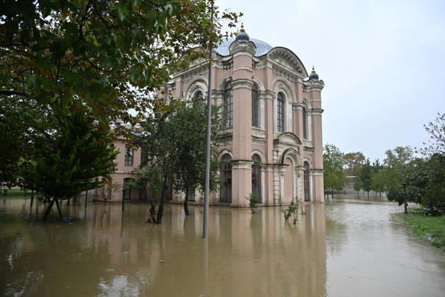 Historic Sadabat Mosque and surrounding structures submerged as Kagithane Stream overflows in Istanbul ISTANBUL, TURKIYE - OCTOBER 15: Floodwaters surround the historic Sadabat Camii (Aziziye Mosque) and surrounding structures in the Kagithane district of Istanbul, Turkiye on October 15, 2026. Heavy downpours caused the Kagithane Stream to overflow its banks, inundating nearby historical sites, courtyards, and streets. Isa Terli Anadolu Istanbul Turkey. Editorial use only. Please get in touch for any other usage.  Copyright: x2026xAnadoluxIsaxTerlix