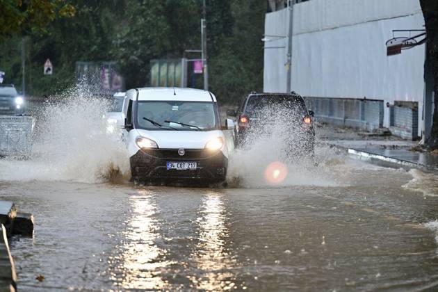 Heavy rainfall hits Istanbul ISTANBUL, TURKIYE - OCTOBER 15: Drivers struggle to navigate traffic due to water accumulation caused by heavy rainfall on Demokrasi Sehitleri Avenue in the Sariyer district of Istanbul, Turkiye, on October 15, 2026. Serhat Cagdas Anadolu Istanbul Turkey. Editorial use only. Please get in touch for any other usage.  Copyright: x2026xAnadoluxSerhatxCagdasx