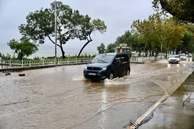 Heavy rainfall hits Istanbul ISTANBUL, TURKIYE - OCTOBER 15: Drivers struggle to navigate traffic due to water accumulation caused by heavy rainfall on Demokrasi Sehitleri Avenue in the Sariyer district of Istanbul, Turkiye, on October 15, 2026. Serhat Cagdas Anadolu Istanbul Turkey. Editorial use only. Please get in touch for any other usage.  Copyright: x2026xAnadoluxSerhatxCagdasx