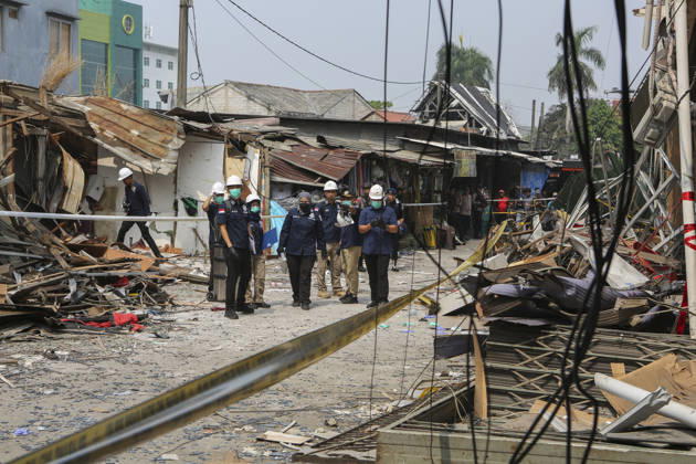 Blast at Indonesian market kills 2, injures 11 in South Tangerang BANTEN, INDONESIA - OCTOBER 15: Police officers investigate the scene of an explosion at a market in South Tangerang, on the outskirt of Jakarta, Indonesia, on October 15, 2026. The blast killed two people and injured at least 11 others, according to police. Investigators are examining the cause of the explosion after finding an ethylene gas cylinder at the site. The blast damaged shop-house buildings and scattered debris across the surrounding commercial area. Agoes Rudianto Anadolu Banten Indonesia. Editorial use only. Please get in touch for any other usage.  Copyright: x2026xAnadoluxAgoesxRudiantox