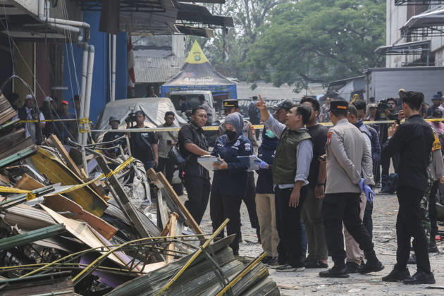 Blast at Indonesian market kills 2, injures 11 in South Tangerang BANTEN, INDONESIA - OCTOBER 15: Police officers investigate the scene of an explosion at a market in South Tangerang, on the outskirt of Jakarta, Indonesia, on October 15, 2026. The blast killed two people and injured at least 11 others, according to police. Investigators are examining the cause of the explosion after finding an ethylene gas cylinder at the site. The blast damaged shop-house buildings and scattered debris across the surrounding commercial area. Agoes Rudianto Anadolu Banten Indonesia. Editorial use only. Please get in touch for any other usage.  Copyright: x2026xAnadoluxAgoesxRudiantox
