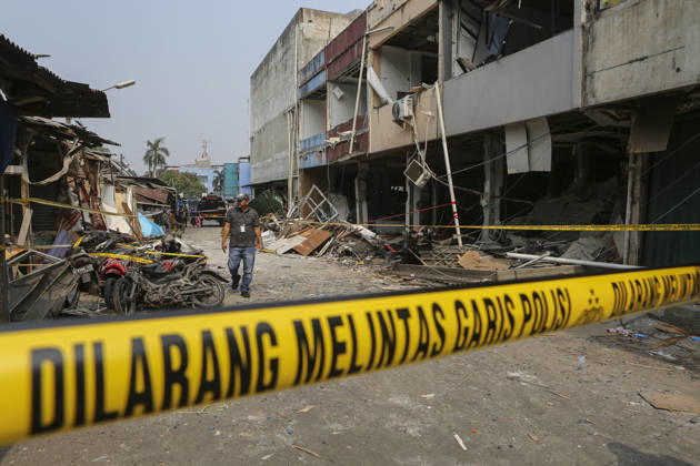 News Bilder des Tages Blast at Indonesian market kills 2, injures 11 in South Tangerang BANTEN, INDONESIA - OCTOBER 15: A damaged shop-house buildings and debris scattered across the site of an explosion at a market in South Tangerang, on the outskirt of Jakarta, Indonesia, on October 15, 2026. The blast killed two people and injured at least 11 others, according to police. Investigators are examining the cause of the explosion after finding an ethylene gas cylinder at the site. The blast damaged shop-house buildings and scattered debris across the surrounding commercial area. Agoes Rudianto Anadolu Banten Indonesia. Editorial use only. Please get in touch for any other usage.  Copyright: x2026xAnadoluxAgoesxRudiantox