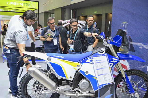 GUANGZHOU, CHINA - OCTOBER 15: Overseas buyers look at motorcycles displayed by Chinese motorcycle brand Zhangxue Motorcycle (ZXMOTO) during the 140th China Import and Export Fair (Canton Fair) on October 15, 2026 in Guangzhou, Guangdong Province of China. The fair runs in three phases until November 4, covering a total exhibition area of 1.55 million square meters.  Copyright: xChinaxNewsxServicex 111674432617