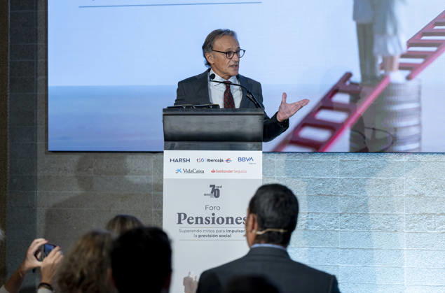 Elma Saiz Opens the 2026 Pensions Forum APD Executive Director Santiago Sesto speaks during the opening of the 2026 Pensions Forum at the COAM headquarters on October 15, 2026, in Madrid, Spain. The forum was organized by APD, BBVA Seguros, Ibercaja, Marsh, Santander Seguros, and VidaCaixa. October 15, 2026, Madrid, Spain  Copyright: xAlbertoxOrtegax 7846799