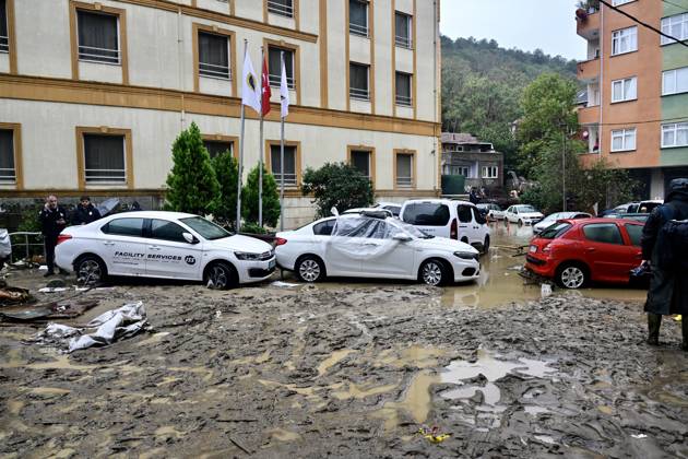 Heavy rainfall damages vehicles in Istanbul’s Sariyer district ISTANBUL, TURKIYE - SEPTEMBER 15: Damaged vehicles are seen following heavy rainfall in Sariyer and surrounding areas of Istanbul, Turkiye, on October 15, 2026. Serhat Cagdas Anadolu Istanbul Turkey. Editorial use only. Please get in touch for any other usage.  Copyright: x2026xAnadoluxSerhatxCagdasx