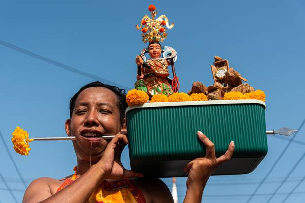 October 15, 2026, Trang, Thailand: A devotee with a skewer piercing his cheek participates in a street procession during the Vegetarian Festival..The annual Vegetarian Festival is held in Bangkok and many parts of southern Thailand, including Trang, Phang Nga, and Phuket, where worshippers refrain from eating animal products over the nine days, coinciding with the celebration of the Nine Emperor Gods. Trang Thailand - ZUMAs197 20261015_aaa_s197_007 Copyright: xPeeraponxBoonyakiatx