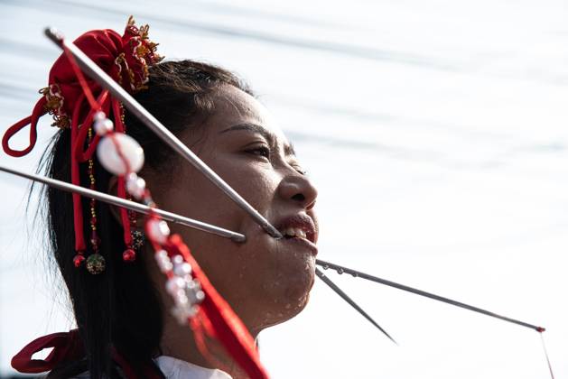 October 15, 2026, Trang, Thailand: A devotee with a skewer piercing her cheek participates in a street procession during the Vegetarian Festival..The annual Vegetarian Festival is held in Bangkok and many parts of southern Thailand, including Trang, Phang Nga, and Phuket, where worshippers refrain from eating animal products over the nine days, coinciding with the celebration of the Nine Emperor Gods. Trang Thailand - ZUMAs197 20261015_aaa_s197_019 Copyright: xPeeraponxBoonyakiatx