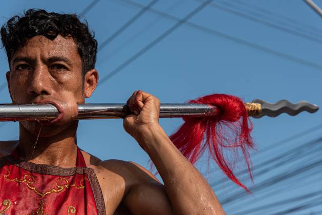October 15, 2026, Trang, Thailand: A devotee with a skewer piercing his cheek participates in a street procession during the Vegetarian Festival..The annual Vegetarian Festival is held in Bangkok and many parts of southern Thailand, including Trang, Phang Nga, and Phuket, where worshippers refrain from eating animal products over the nine days, coinciding with the celebration of the Nine Emperor Gods. Trang Thailand - ZUMAs197 20261015_aaa_s197_022 Copyright: xPeeraponxBoonyakiatx