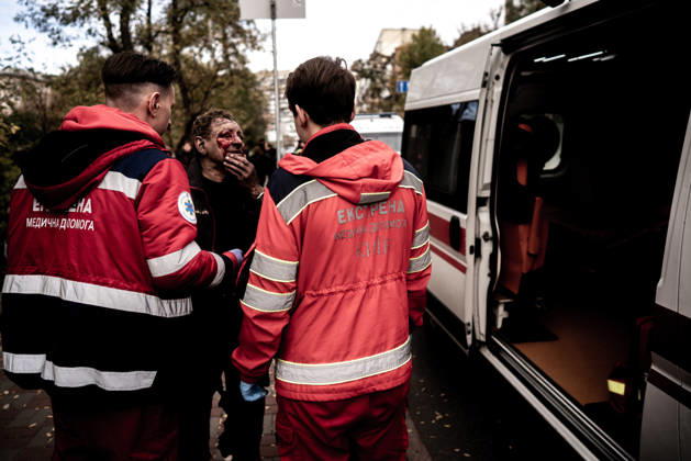 Aftermath of Russian drone attack in Kyiv KYIV, UKRAINE - OCTOBER 15: (EDITOR S NOTE: Image depicts graphic content) A Russian drone strikes a residential area in the city center, injuring a man who was near the impact site, in Kyiv, Ukraine, on October 15, 2026. Vincenzo Circosta Anadolu Kyiv Ukraine. Editorial use only. Please get in touch for any other usage.  Copyright: x2026xAnadoluxVincenzoxCircostax