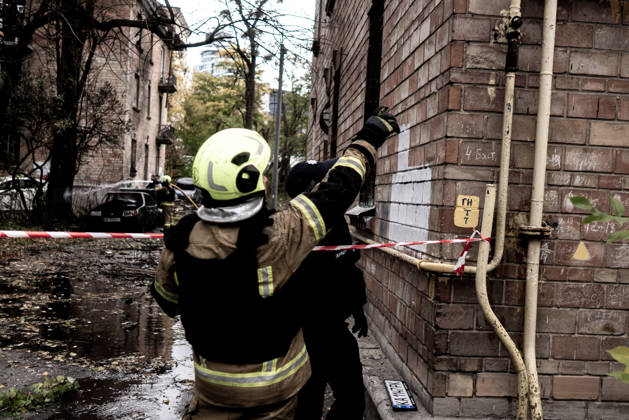 Aftermath of Russian drone attack in Kyiv KYIV, UKRAINE - OCTOBER 15: Firefighters operate following a Russian drone strikes a residential area in the city center, injuring a man who was near the impact site, in Kyiv, Ukraine, on October 15, 2026. Vincenzo Circosta Anadolu Kyiv Ukraine. Editorial use only. Please get in touch for any other usage.  Copyright: x2026xAnadoluxVincenzoxCircostax