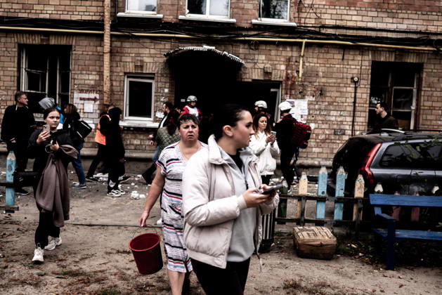 Aftermath of Russian drone attack in Kyiv KYIV, UKRAINE - OCTOBER 15: Residents are seen following a Russian drone strikes a residential area in the city center, injuring a man who was near the impact site, in Kyiv, Ukraine, on October 15, 2026. Vincenzo Circosta Anadolu Kyiv Ukraine. Editorial use only. Please get in touch for any other usage.  Copyright: x2026xAnadoluxVincenzoxCircostax