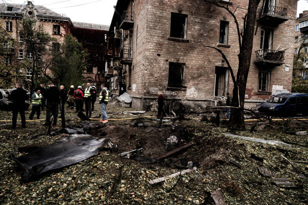 Aftermath of Russian drone attack in Kyiv KYIV, UKRAINE - OCTOBER 15: A view of a crater as firefighters operate following a Russian drone strikes a residential area in the city center, injuring a man who was near the impact site, in Kyiv, Ukraine, on October 15, 2026. Vincenzo Circosta Anadolu Kyiv Ukraine. Editorial use only. Please get in touch for any other usage.  Copyright: x2026xAnadoluxVincenzoxCircostax