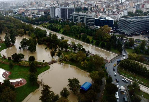 Heavy rainfall raises water levels in Cendere Stream in Istanbul ISTANBUL, TURKIYE - OCTOBER 15: An aerial view of Cendere Stream in Istanbul, Turkiye, where water levels rose following heavy rainfall on October 15, 2026. Ali Ebubekir Tokcan Anadolu Istanbul Turkey. Editorial use only. Please get in touch for any other usage.  Copyright: x2026xAnadoluxAlixEbubekirxTokcanx