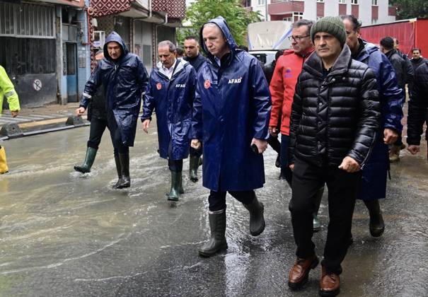 Istanbul Governor Gul inspects rain-hit Sariyer district in Istanbul ISTANBUL, TURKIYE - OCTOBER 15: Istanbul Governor Davut Gul inspects ongoing response efforts in Sariyer, one of the districts affected by two days of heavy rainfall in Istanbul, Turkiye on October 15, 2026. Serhat Cagdas Anadolu Istanbul Turkey. Editorial use only. Please get in touch for any other usage.  Copyright: x2026xAnadoluxSerhatxCagdasx