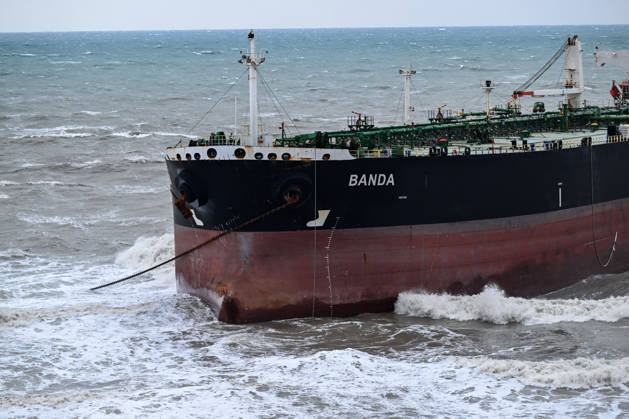 Ship runs aground in Istanbul s Sariyer ISTANBUL, TURKIYE - OCTOBER 15: A ship lies aground off the Kisirkaya coast in the Sariyer district of Istanbul, Turkiye, on October 15, 2026. Strong storm conditions caused the vessel to run aground. Arif Hüdaverdi Yaman Anadolu Istanbul Turkey. Editorial use only. Please get in touch for any other usage.  Copyright: x2026xAnadoluxArifxHüdaverdixYamanx