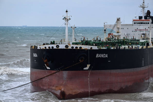 Ship runs aground in Istanbul s Sariyer ISTANBUL, TURKIYE - OCTOBER 15: A ship lies aground off the Kisirkaya coast in the Sariyer district of Istanbul, Turkiye, on October 15, 2026. Strong storm conditions caused the vessel to run aground. Arif Hüdaverdi Yaman Anadolu Istanbul Turkey. Editorial use only. Please get in touch for any other usage.  Copyright: x2026xAnadoluxArifxHüdaverdixYamanx