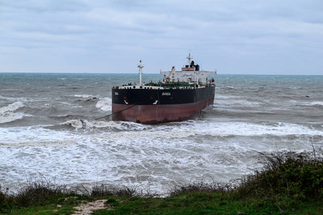 News Bilder des Tages Ship runs aground in Istanbul s Sariyer ISTANBUL, TURKIYE - OCTOBER 15: A ship lies aground off the Kisirkaya coast in the Sariyer district of Istanbul, Turkiye, on October 15, 2026. Strong storm conditions caused the vessel to run aground. Arif Hüdaverdi Yaman Anadolu Istanbul Turkey. Editorial use only. Please get in touch for any other usage.  Copyright: x2026xAnadoluxArifxHüdaverdixYamanx