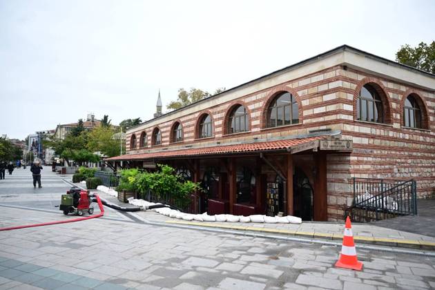 Adverse effects of heavy rainfall continue in Istanbul ISTANBUL, TURKIYE - OCTOBER 15: Water accumulates at Sahaflar Bazaar in the Uskudar district following heavy rainfall that has affected Istanbul for two consecutive days, with adverse effects continuing across the city, in Istanbul, Turkiye, on October 15, 2026. Abdulhamid Hosbas Anadolu Istanbul Turkey. Editorial use only. Please get in touch for any other usage.  Copyright: x2026xAnadoluxAbdulhamidxHosbasx