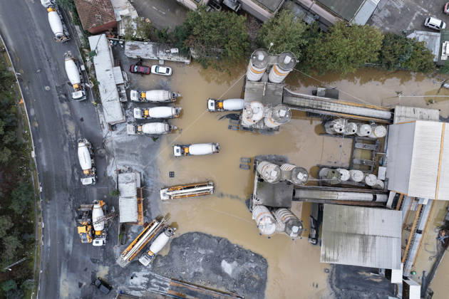 Heavy rainfall causes flooding in Istanbul s Sariyer district ISTANBUL, TURKIYE - OCTOBER 15: An aerial view of flooded roads, industrial facilities and vehicles surrounded by muddy floodwaters following heavy rainfall in the Ayazaga neighborhood of Sariyer district in Istanbul, Turkiye, on October 15, 2026. Rising floodwaters inundate streets and industrial areas, leaving several vehicles stranded and disrupting transportation in the area. Metin Yuksel Kaya Anadolu Istanbul Turkey. Editorial use only. Please get in touch for any other usage.  Copyright: x2026xAnadoluxMetinxYukselxKayax