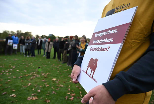 Rally calls for dairy cow pasture subsidy in Berlin BERLIN, GERMANY – OCTOBER 15: People protest in front of the German Bundestag for the introduction of a planned eco-scheme to support pasture-based dairy farming, in Berlin, Germany, 15 October 2026. The Bundestag is scheduled to debate a draft bill that would scrap the proposed subsidy. The protest is part of a week of action highlighting the importance of pasture-based livestock farming. Volodymyr Sindieiev Anadolu Berlin Germany. Editorial use only. Please get in touch for any other usage.  Copyright: x2026xAnadoluxVolodymyrxSindieievx