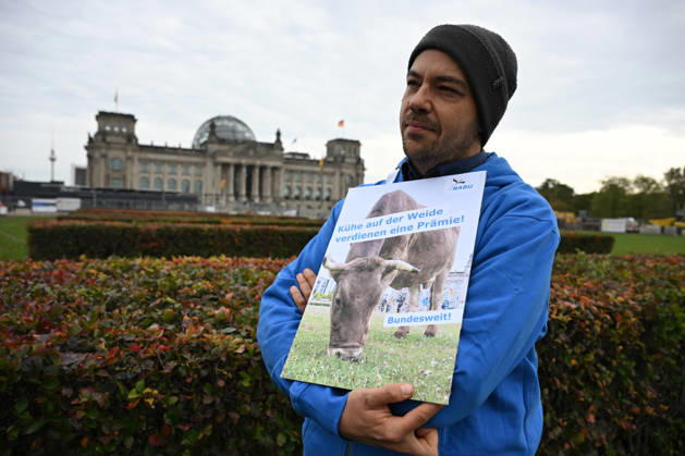 Rally calls for dairy cow pasture subsidy in Berlin BERLIN, GERMANY – OCTOBER 15: People protest in front of the German Bundestag for the introduction of a planned eco-scheme to support pasture-based dairy farming, in Berlin, Germany, 15 October 2026. The Bundestag is scheduled to debate a draft bill that would scrap the proposed subsidy. The protest is part of a week of action highlighting the importance of pasture-based livestock farming. Volodymyr Sindieiev Anadolu Berlin Germany. Editorial use only. Please get in touch for any other usage.  Copyright: x2026xAnadoluxVolodymyrxSindieievx
