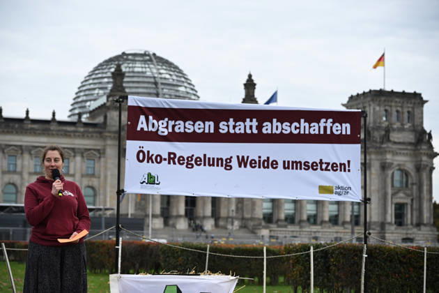 Rally calls for dairy cow pasture subsidy in Berlin BERLIN, GERMANY – OCTOBER 15: People protest in front of the German Bundestag for the introduction of a planned eco-scheme to support pasture-based dairy farming, in Berlin, Germany, 15 October 2026. The Bundestag is scheduled to debate a draft bill that would scrap the proposed subsidy. The protest is part of a week of action highlighting the importance of pasture-based livestock farming. Volodymyr Sindieiev Anadolu Berlin Germany. Editorial use only. Please get in touch for any other usage.  Copyright: x2026xAnadoluxVolodymyrxSindieievx