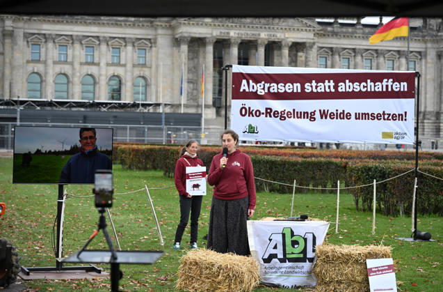 Rally calls for dairy cow pasture subsidy in Berlin BERLIN, GERMANY – OCTOBER 15: People protest in front of the German Bundestag for the introduction of a planned eco-scheme to support pasture-based dairy farming, in Berlin, Germany, 15 October 2026. The Bundestag is scheduled to debate a draft bill that would scrap the proposed subsidy. The protest is part of a week of action highlighting the importance of pasture-based livestock farming. Volodymyr Sindieiev Anadolu Berlin Germany. Editorial use only. Please get in touch for any other usage.  Copyright: x2026xAnadoluxVolodymyrxSindieievx
