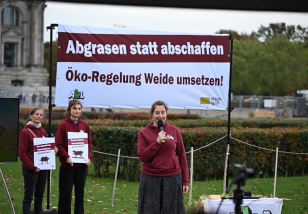 Rally calls for dairy cow pasture subsidy in Berlin BERLIN, GERMANY – OCTOBER 15: People protest in front of the German Bundestag for the introduction of a planned eco-scheme to support pasture-based dairy farming, in Berlin, Germany, 15 October 2026. The Bundestag is scheduled to debate a draft bill that would scrap the proposed subsidy. The protest is part of a week of action highlighting the importance of pasture-based livestock farming. Volodymyr Sindieiev Anadolu Berlin Germany. Editorial use only. Please get in touch for any other usage.  Copyright: x2026xAnadoluxVolodymyrxSindieievx
