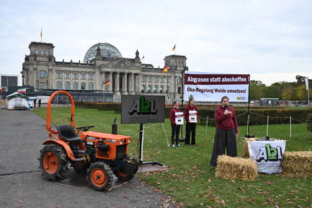 Rally calls for dairy cow pasture subsidy in Berlin BERLIN, GERMANY – OCTOBER 15: People protest in front of the German Bundestag for the introduction of a planned eco-scheme to support pasture-based dairy farming, in Berlin, Germany, 15 October 2026. The Bundestag is scheduled to debate a draft bill that would scrap the proposed subsidy. The protest is part of a week of action highlighting the importance of pasture-based livestock farming. Volodymyr Sindieiev Anadolu Berlin Germany. Editorial use only. Please get in touch for any other usage.  Copyright: x2026xAnadoluxVolodymyrxSindieievx