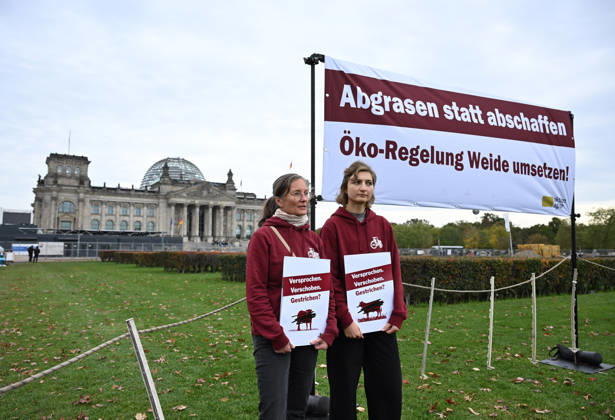 Rally calls for dairy cow pasture subsidy in Berlin BERLIN, GERMANY – OCTOBER 15: People protest in front of the German Bundestag for the introduction of a planned eco-scheme to support pasture-based dairy farming, in Berlin, Germany, 15 October 2026. The Bundestag is scheduled to debate a draft bill that would scrap the proposed subsidy. The protest is part of a week of action highlighting the importance of pasture-based livestock farming. Volodymyr Sindieiev Anadolu Berlin Germany. Editorial use only. Please get in touch for any other usage.  Copyright: x2026xAnadoluxVolodymyrxSindieievx