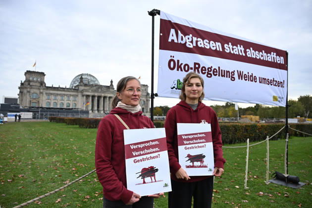 Rally calls for dairy cow pasture subsidy in Berlin BERLIN, GERMANY – OCTOBER 15: People protest in front of the German Bundestag for the introduction of a planned eco-scheme to support pasture-based dairy farming, in Berlin, Germany, 15 October 2026. The Bundestag is scheduled to debate a draft bill that would scrap the proposed subsidy. The protest is part of a week of action highlighting the importance of pasture-based livestock farming. Volodymyr Sindieiev Anadolu Berlin Germany. Editorial use only. Please get in touch for any other usage.  Copyright: x2026xAnadoluxVolodymyrxSindieievx
