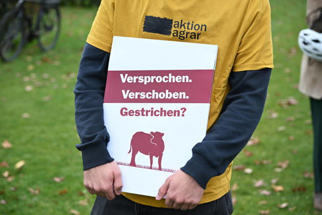 Rally calls for dairy cow pasture subsidy in Berlin BERLIN, GERMANY – OCTOBER 15: People protest in front of the German Bundestag for the introduction of a planned eco-scheme to support pasture-based dairy farming, in Berlin, Germany, 15 October 2026. The Bundestag is scheduled to debate a draft bill that would scrap the proposed subsidy. The protest is part of a week of action highlighting the importance of pasture-based livestock farming. Volodymyr Sindieiev Anadolu Berlin Germany. Editorial use only. Please get in touch for any other usage.  Copyright: x2026xAnadoluxVolodymyrxSindieievx