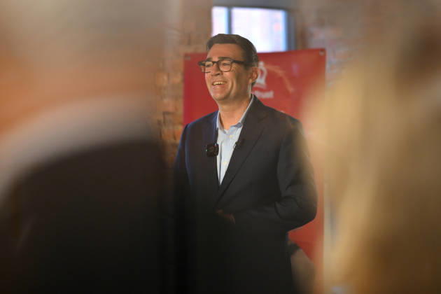 Britain Politics Britain s Prime Minister Andy Burnham speaks to employees during his visit of the King s Trust charity in Manchester, England, Thursday, Oct. 15, 2026., Credit:Avalon.red PA ROTA - B68 Avalon GBR, Manchester  Copyright: xAvalon.redx xPAxROTAx-xB68x xAvalonx 1143595260