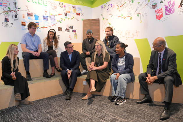 Britain Politics Britain s Prime Minister Andy Burnham sits next to cyclist Laura Kenny as he chats with young people during his visit of the King s Trust charity in Manchester, England, Thursday, Oct. 15, 2026., Credit:Avalon.red PA ROTA - B68 Avalon GBR, Manchester  Copyright: xAvalon.redx xPAxROTAx-xB68x xAvalonx 1143595337