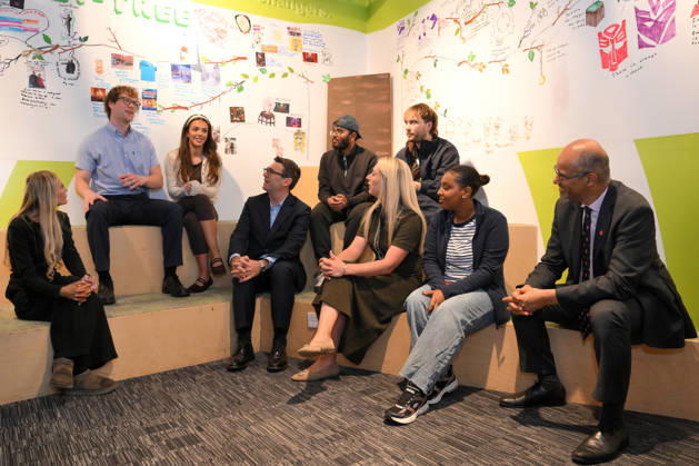 Britain Politics Britain s Prime Minister Andy Burnham sits next to cyclist Laura Kenny as he chats with young people during his visit of the King s Trust charity in Manchester, England, Thursday, Oct. 15, 2026., Credit:Avalon.red PA ROTA - B68 Avalon GBR, Manchester  Copyright: xAvalon.redx xPAxROTAx-xB68x xAvalonx 1143595355