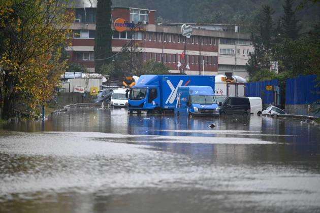 (261015) -- ISTANBUL, Oct. 15, 2026 -- Vehicles are stranded on a road in Sariyer district, Istanbul, T¨¹rkiye, Oct. 15, 2026. Two people died in Istanbul after torrential rain triggered flash floods, with rainfall reaching nearly 200 kg per square meter, authorities said Thursday. ) T?RKIYE-ISTANBUL-HEAVY RAINFALL-FLOODING LiuxLei 